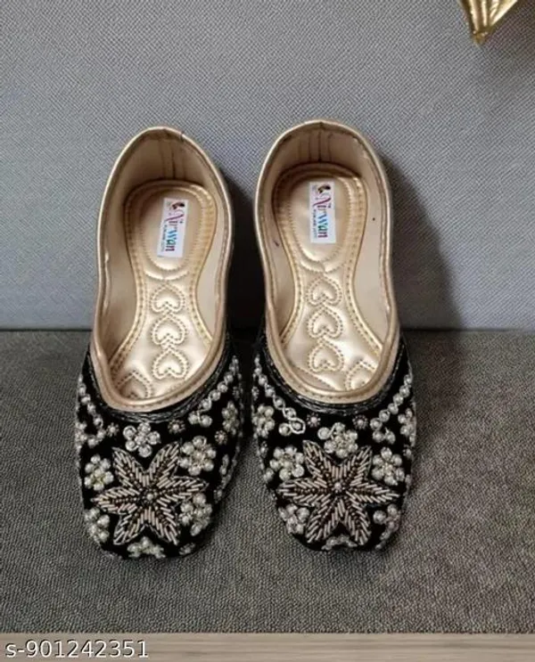 Black_Synthetic_Leather_Jutti_For_Women