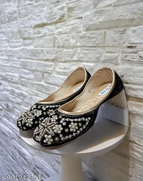 Black_Synthetic_Leather_Jutti_For_Women