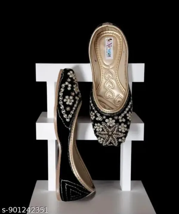 Black_Synthetic_Leather_Jutti_For_Women
