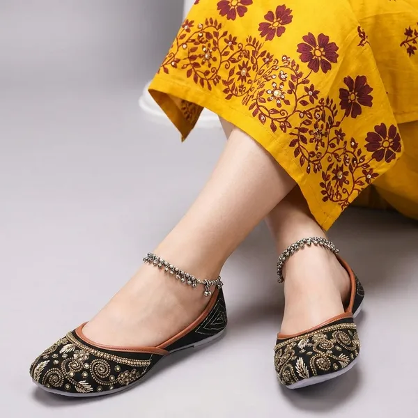 Black_Synthetic_Leather_Jutti_For_Women