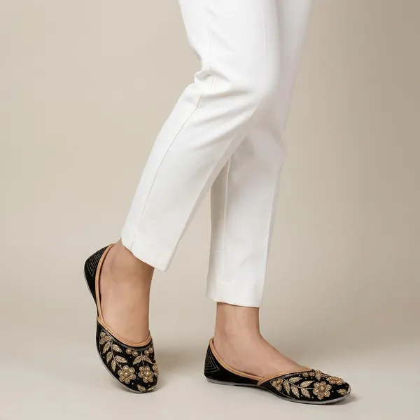 Black_Synthetic_Leather_Jutti_For_Women