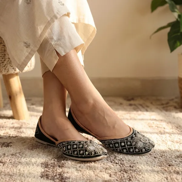 Black_Synthetic_Leather_Jutti_For_Women