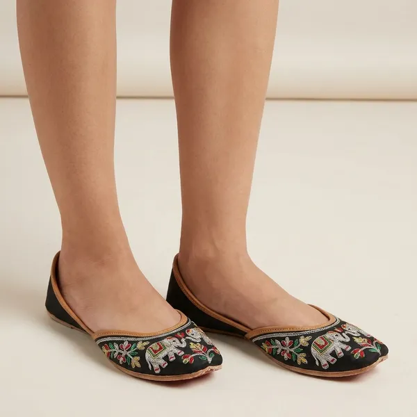 Black_Synthetic_Leather_Jutti_For_Women