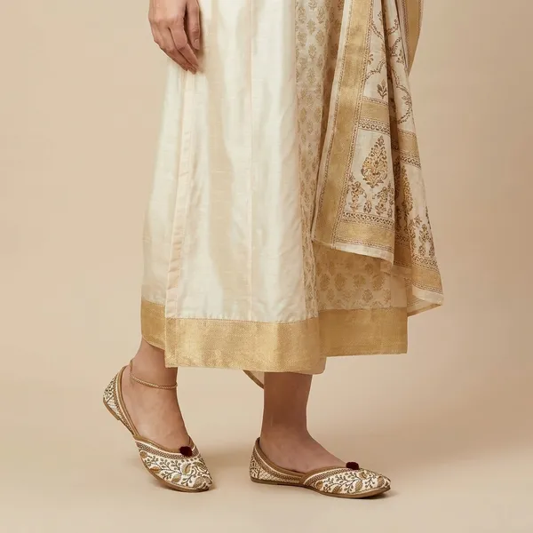 White_Synthetic_Leather_Jutti_For_Women
