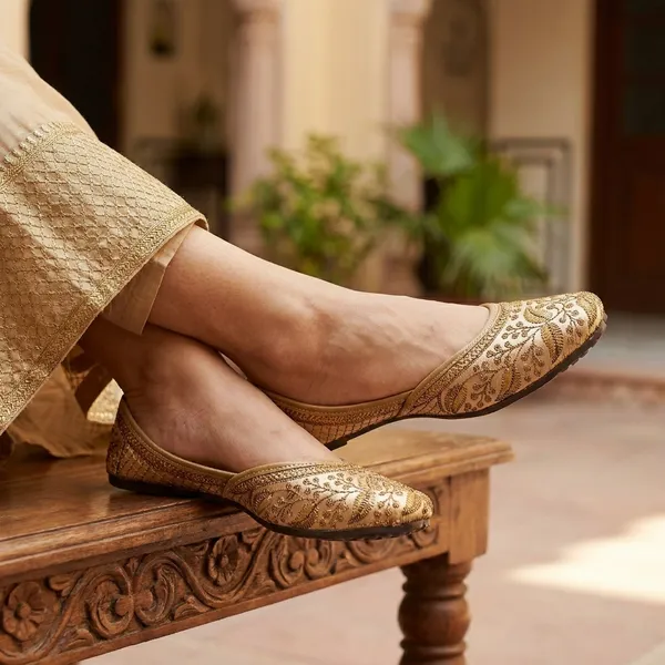 Golden_Synthetic_Leather_Jutti_For_Women