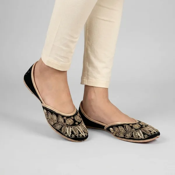 Black_Synthetic_Leather_Jutti_For_Women
