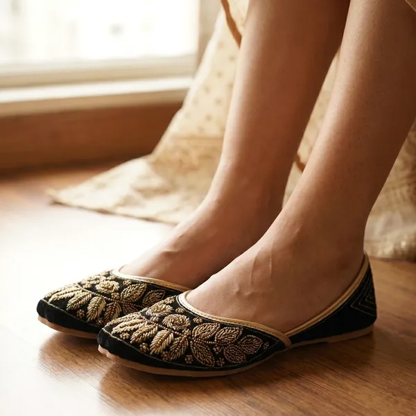 Black_Synthetic_Leather_Jutti_For_Women