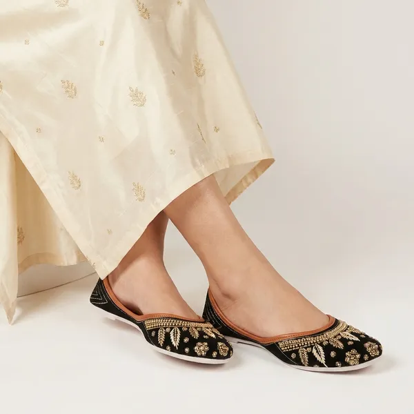 Pink_Synthetic_Leather_Jutti_For_Women