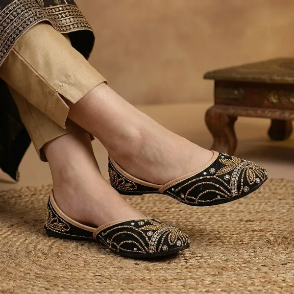 Black_Synthetic_Leather_Jutti_For_Women