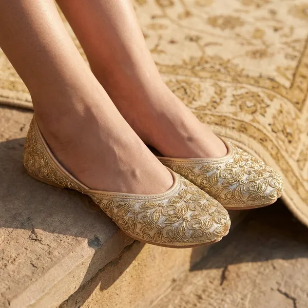 Golden_Synthetic_Leather_Jutti_For_Women