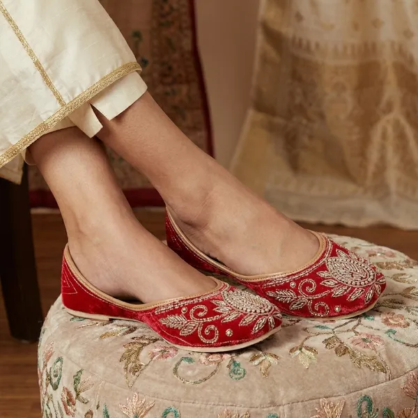 Red_Synthetic_Leather_Jutti_For_Women