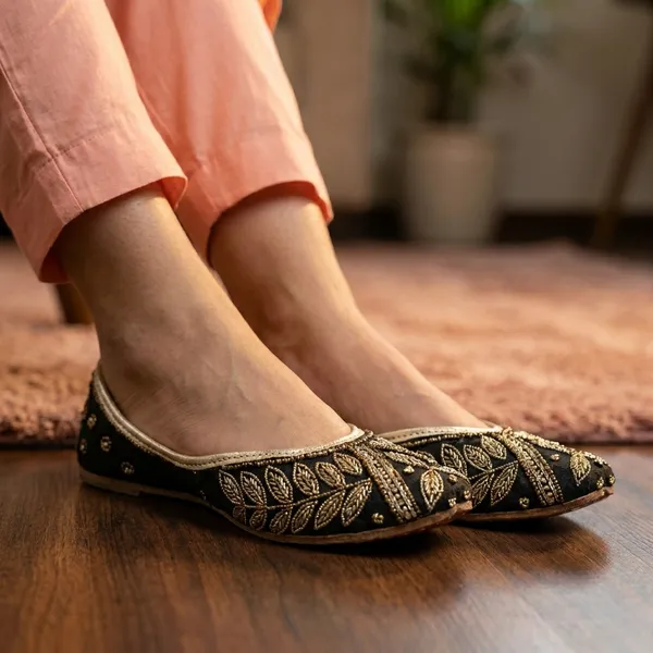Black_Synthetic_Leather_Jutti_For_Women