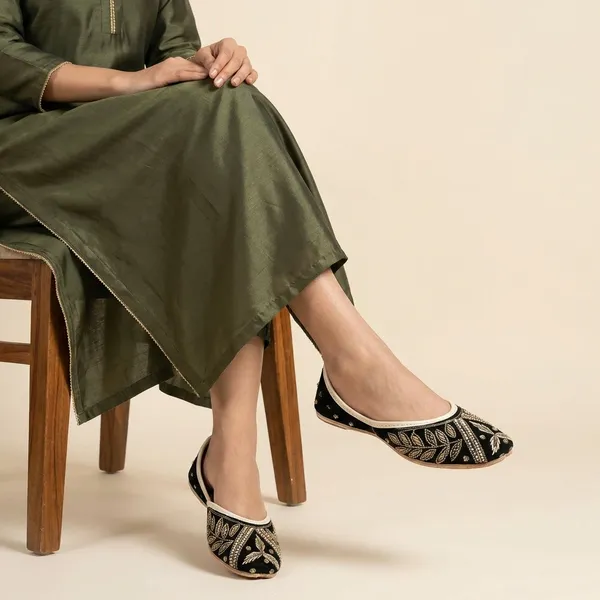 Black_Synthetic_Leather_Jutti_For_Women