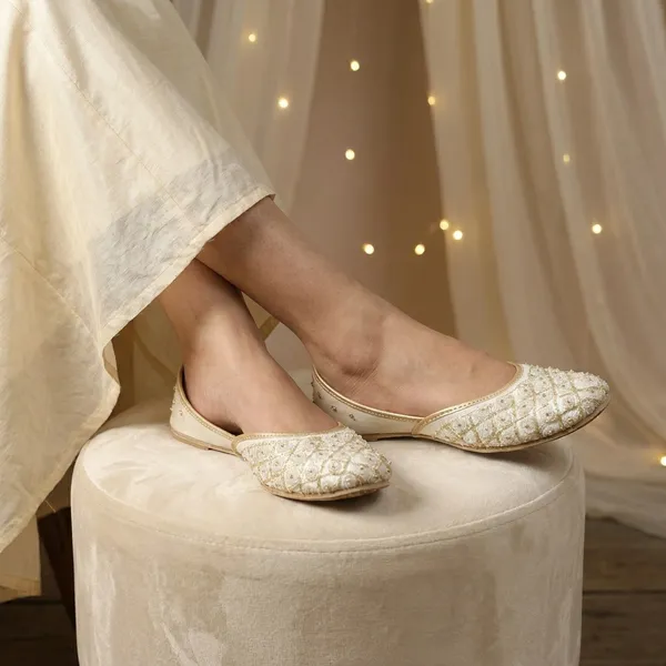 White_Synthetic_Leather_Jutti_For_Women