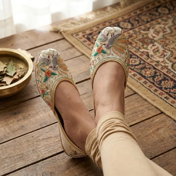 White_Synthetic_Leather_Jutti_For_Women