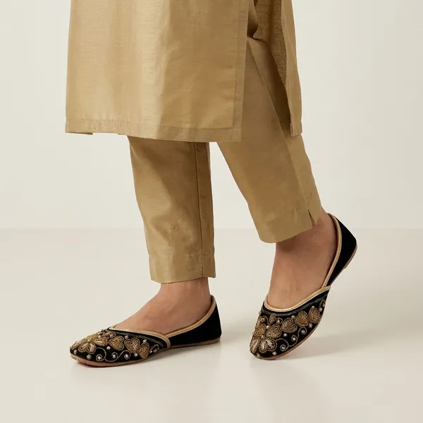 Black_Synthetic_Leather_Jutti_For_Women