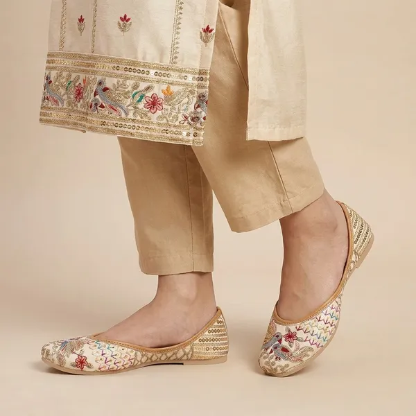 White_Synthetic_Leather_Jutti_For_Women