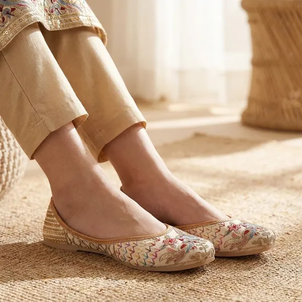 White_Synthetic_Leather_Jutti_For_Women