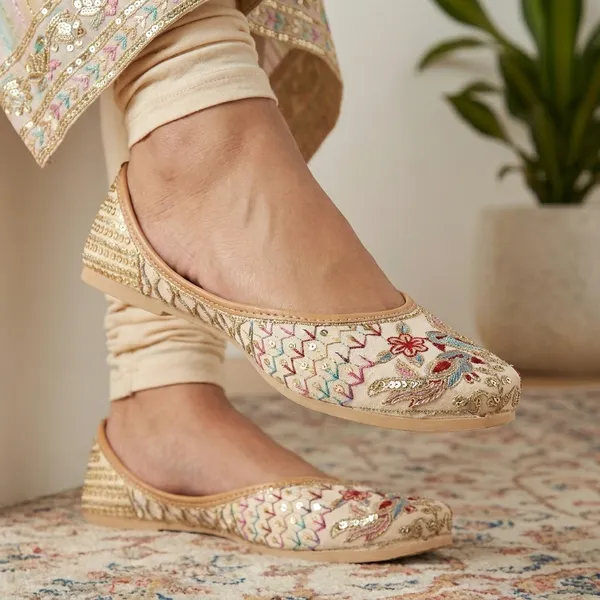 White_Synthetic_Leather_Jutti_For_Women
