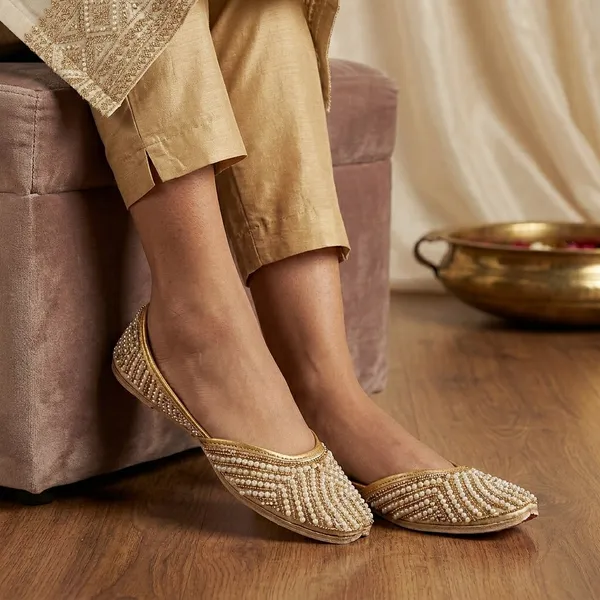 Golden_Synthetic_Leather_Jutti_For_Women
