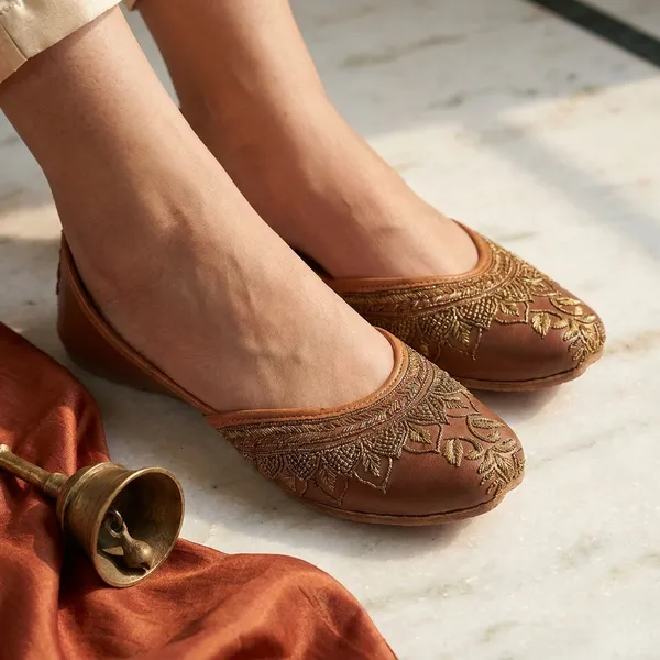 Brown_Synthetic_Leather_Jutti_For_Women