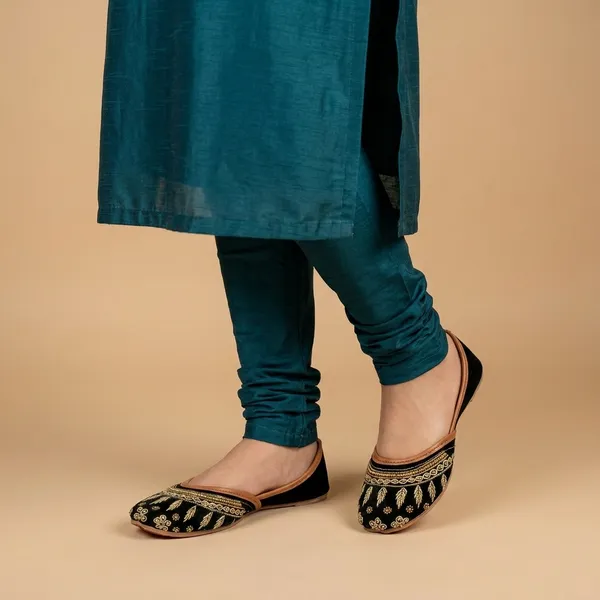 Black_Synthetic_Leather_Jutti_For_Women