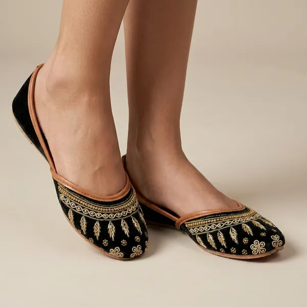 Black_Synthetic_Leather_Jutti_For_Women