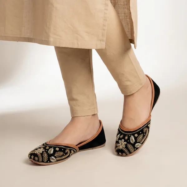 Black_Synthetic_Leather_Jutti_For_Women