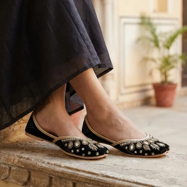 Black_Synthetic_Leather_Jutti_For_Women