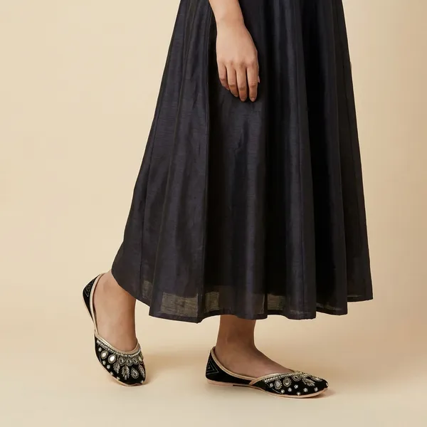 Black_Synthetic_Leather_Jutti_For_Women