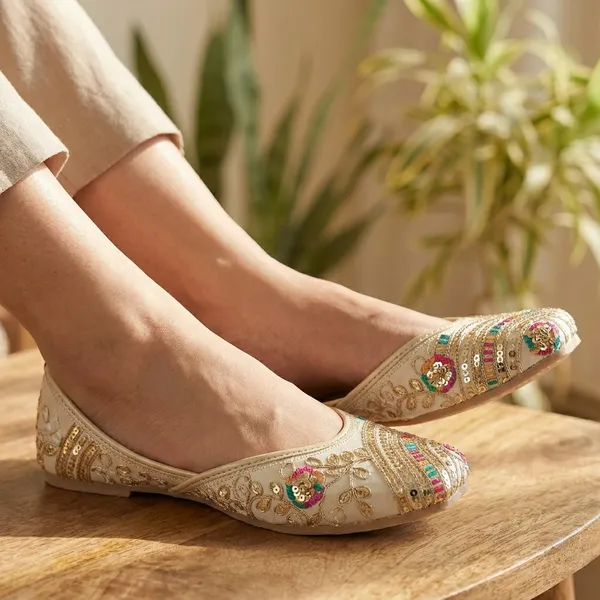 Cream_Synthetic_Leather_Jutti_For_Women