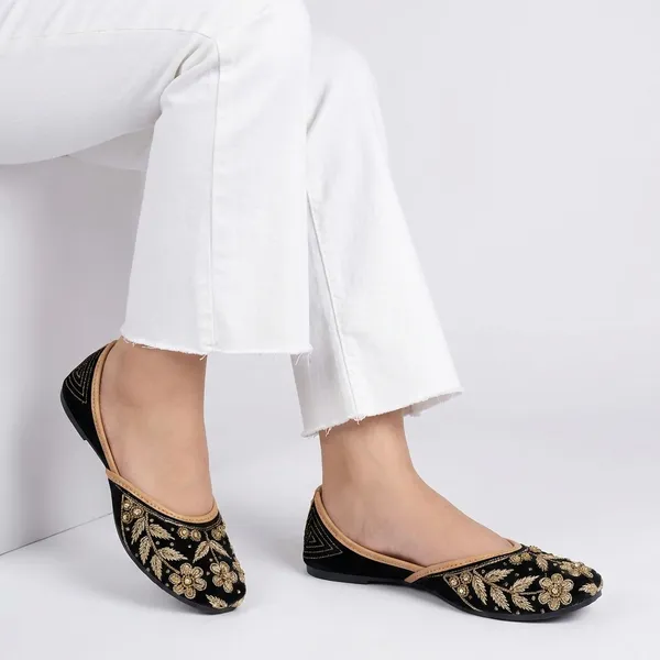 Black_Synthetic_Leather_Jutti_For_Women
