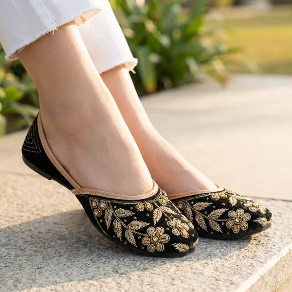 Black_Synthetic_Leather_Jutti_For_Women