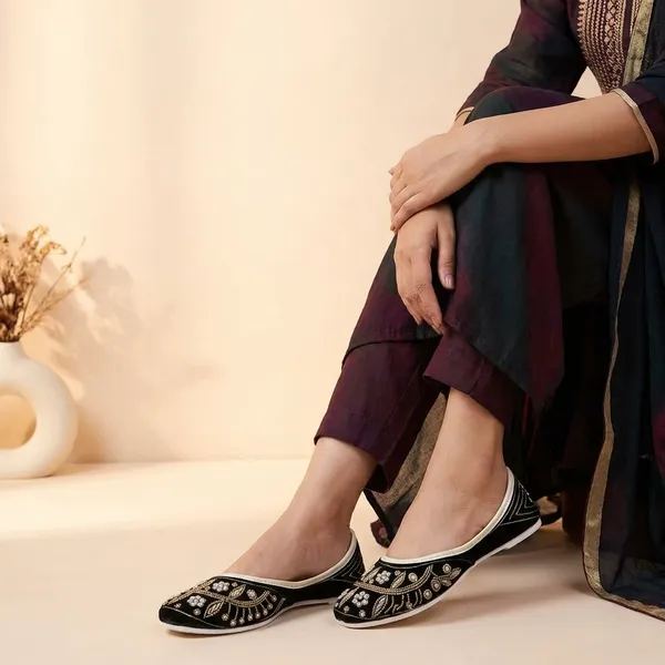 Black_Synthetic_Leather_Jutti_For_Women
