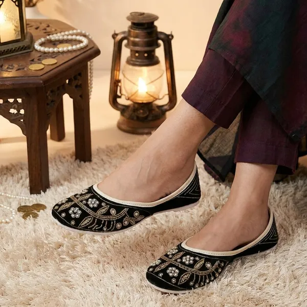 Black_Synthetic_Leather_Jutti_For_Women