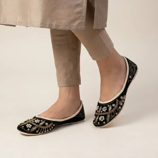Black_Synthetic_Leather_Jutti_For_Women