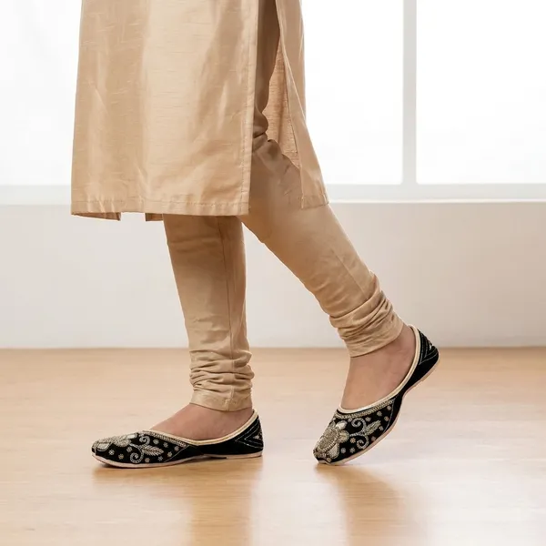 Black_Synthetic_Leather_Jutti_For_Women
