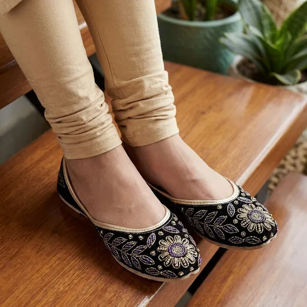 Black_Synthetic_Leather_Jutti_For_Women