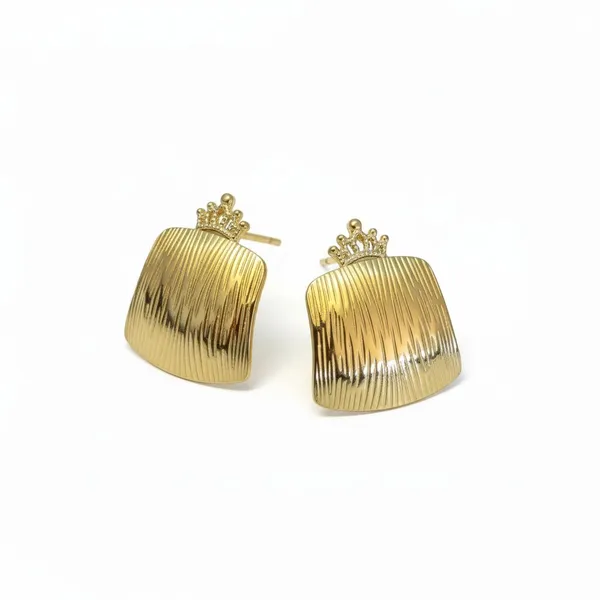 Queen_Style_Golden_Studs_Earrings