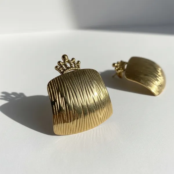 Queen_Style_Golden_Studs_Earrings
