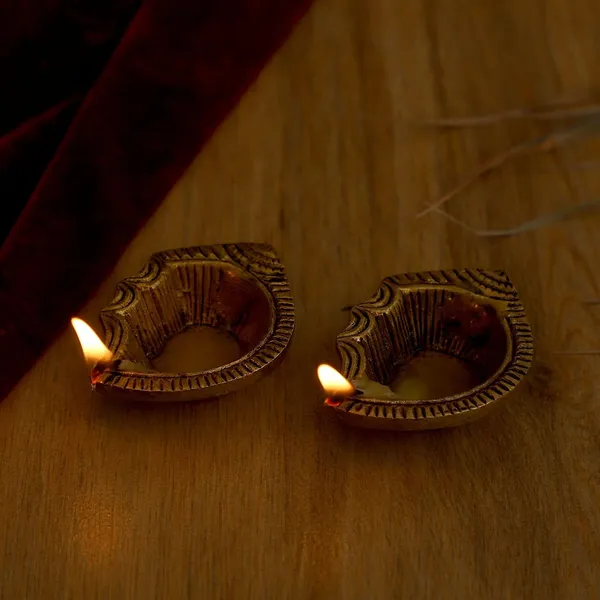 Brass_Akhand_Diya_3_Inches_And_250G_Pair_Small_Ethnic_Design_Handmade_Curved_Oil_Wick_Antique_Kuber_Deepak_Lamp_For_Home_Decor_Temple_Puja_Office_Counter_Diwali_Decoration_Festival_Gift