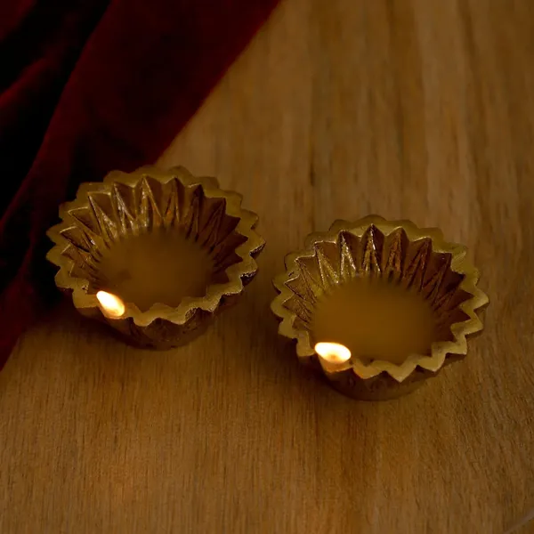 Brass_Akhand_Diya_Pair_Handmade_Curved_Oil_Wick_Antique_Kuber_Deepak_For_Home_Decor_Temple_Puja_Office_Decoration_Festival_Gift_3_Inches_And_250G_Pack_Of_2