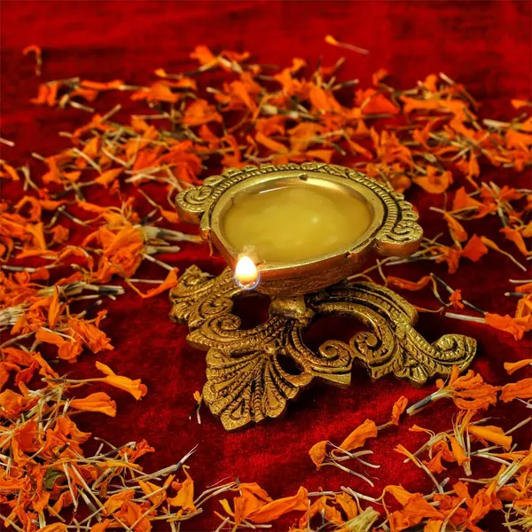 Brass_Leaf_Shape_Diya_3_Inches_And_300G_With_Stand_Ethnic_Design_Handmade_Curved_Oil_Wick_Antique_Deepak_Lamp_For_Home_Decor_Temple_Puja_Office_Counter_Diwali_Decoration_Festival_Gift