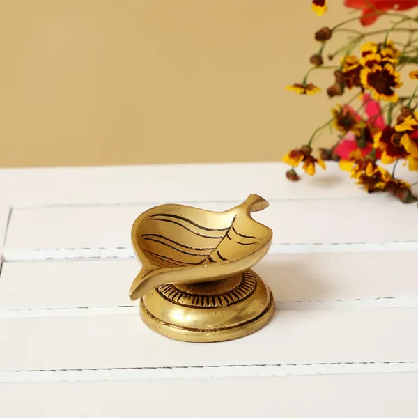 Brass_Leaf_Diya_3_Inches_And_250G_Small_Size_Ethnic_Design_Handmade_Curved_Oil_Wick_Antique_Kuber_Deepak_Lamp_For_Home_Decor_Temple_Puja_Office_Counter_Diwali_Decoration_Festival_Gift