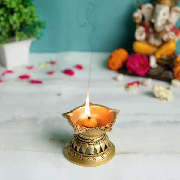 Brass_Small_Diya_8_8_6_Cm_300G_Small_Ethnic_Design_Handmade_Curved_Oil_Wick_Antique_Kuber_Deepak_Lamp_For_Home_Decor_Temple_Puja_Office_Counter_Decoration_Festival_Gift_Pack_Of_1