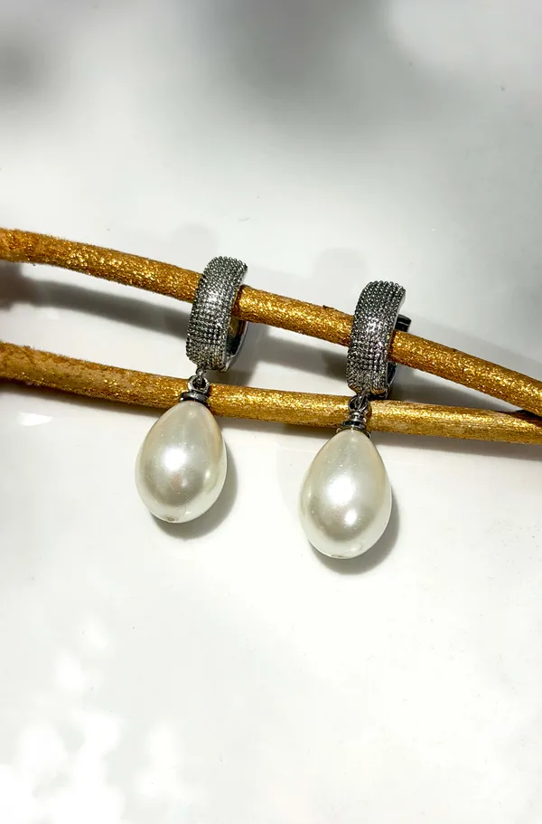 The_Paizley_Moonlight_Pearl_Drop_–_Silver_Luxe_Earrings