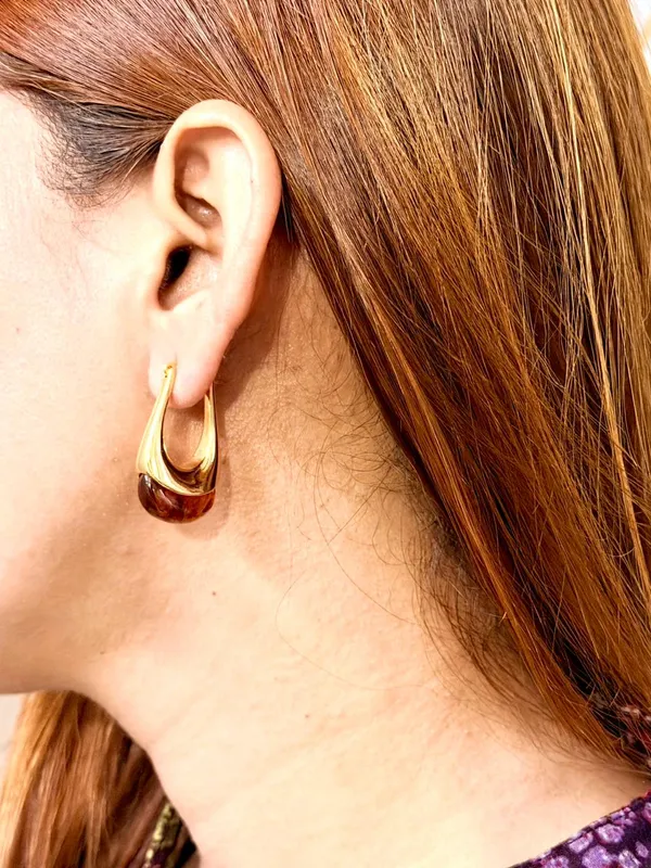 The_Paizley_-_Sculptural_U-Hoop_Earrings_–_Gold_Finish_with_Tortoise_Brown_Crystal_Drop
