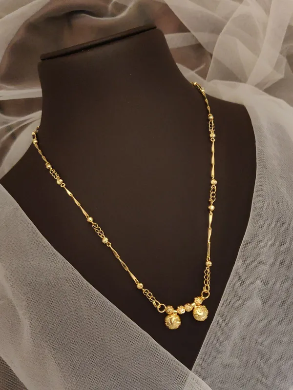 Elegant_Golden_Chain_Necklace_with_Dual_Pendant_Design