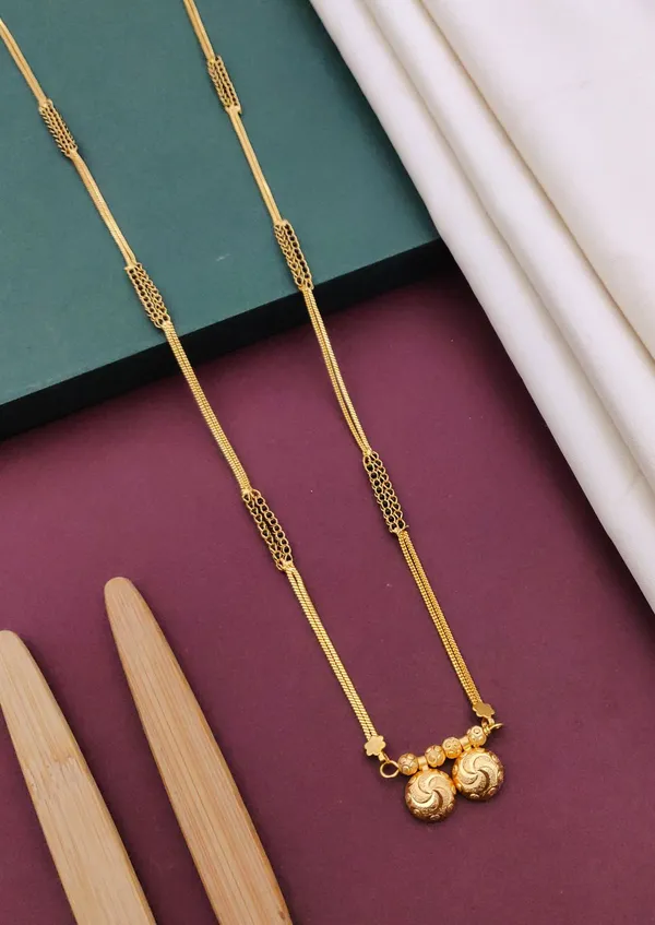 Gold-Toned_Beaded_Chain_Necklace_with_Floral_Pendant