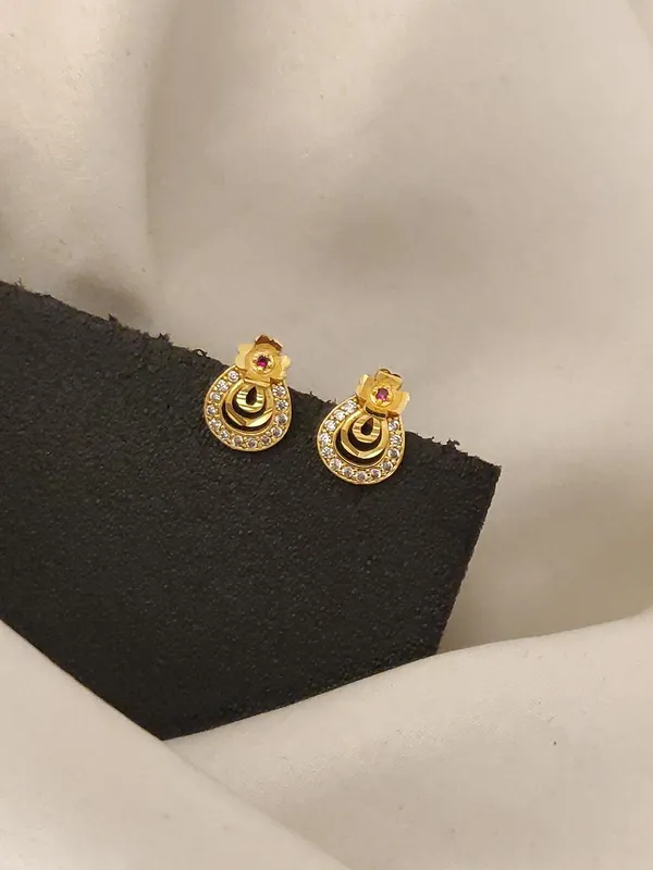 Elegant_Gold-Plated_Crescent_Moon_Stud_Earrings_with_Crystal_Detailing